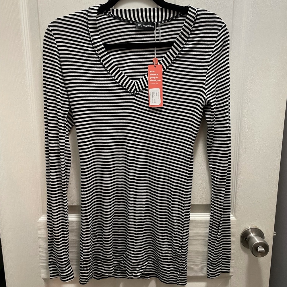 Wantable NWT long sleeve top